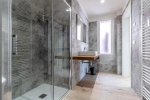une salle de bain avec douche et lavabo dans l'établissement Casa Drago, à Bologne 18 autres photos