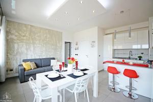 een keuken en een woonkamer met een tafel en stoelen bij FANCY HOUSE in Follonica