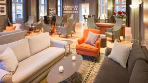 Posezení v ubytování Crowne Plaza Hotel Brugge by IHG