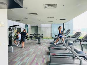 un grupo de personas haciendo ejercicio en cintas de correr en un gimnasio en Summer suites klcc by apple, en Kuala Lumpur
