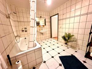 y baño con bañera, aseo y lavamanos. en PS120 02, en Stolberg