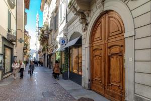 a street with a large wooden door on a building at Como Luxury Suites - IL DUOMO in Como