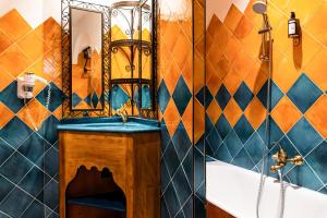 パリにあるヴィラ ロイヤル モンスリーのバスルーム(洗面台、鏡付)