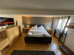 een slaapkamer met een groot bed in een kamer bij Haus Bella Altendiez in Altendiez