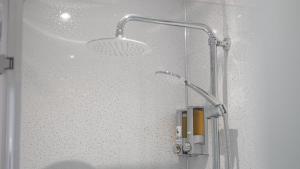 La salle de bains est pourvue d'une douche avec un pommeau de douche. dans l'établissement Trefoil Guest House, à Brixham