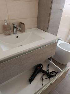 Baño blanco con lavabo y aseo en Appartamento casa Ammare, en Montesilvano 19 fotos más