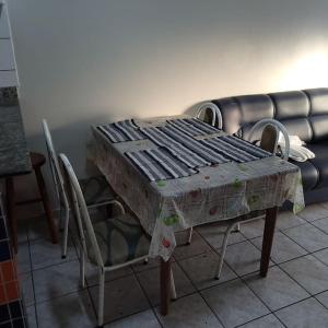 brudny stół z dwoma krzesłami i kanapą w obiekcie Apartamento em Jardim Floresta w mieście Boa Vista