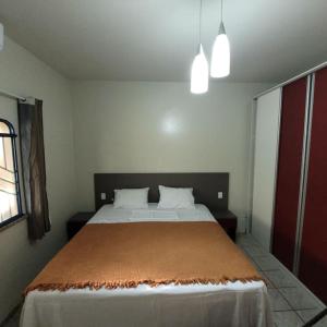 ein Schlafzimmer mit einem großen Bett in einem Zimmer in der Unterkunft Apartamento em Jardim Floresta in Boa Vista