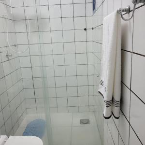 y baño con ducha, aseo y toalla. en Apartamento em Jardim Floresta, en Boa Vista