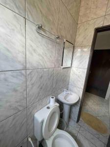 Apartamento 5 km do aeroporto في برازيليا: حمام مع مرحاض ومغسلة