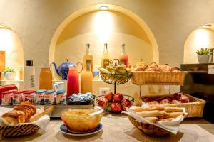una mesa con cestas de pan y botellas de vino en Villa Royale Montsouris, en París