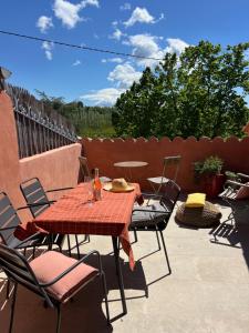 a patio with a table and chairs and a fence at 40 Rue du Ventoux in Bédoin