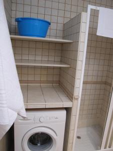 uma pequena lavandaria com uma máquina de lavar roupa em Apartamento junto a Es Clot de Sa Cera a 5 min Ciutadella em Cala Santandria