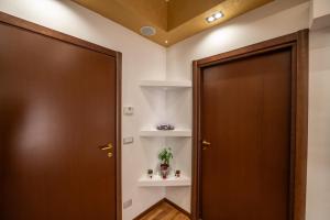 una puerta marrón en una habitación con estanterías blancas en Celeste Casa Vacanze en Terni