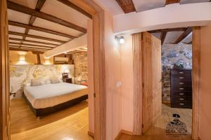 een slaapkamer met een bed in een kamer bij Casa de la Mezquita y Casa de Carretas MeninasCollection in Toledo