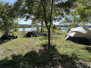 渥太華的住宿－KAYAK STARVED ROCK CAMPGROUND，湖畔田野上的帐篷