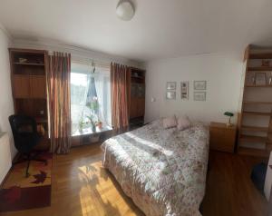 um quarto com uma cama e uma janela em Casa Molto Bene em Velden am Wörthersee