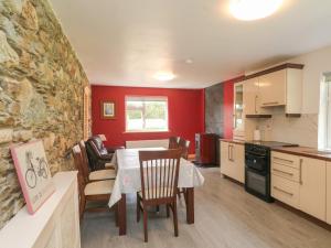 Kuchyň nebo kuchyňský kout v ubytování Curragh Cottage + 10 fotografií