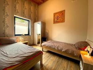 um quarto com 2 camas e uma janela em Wohnung in Schmidt mit Grill und Garten em Nideggen