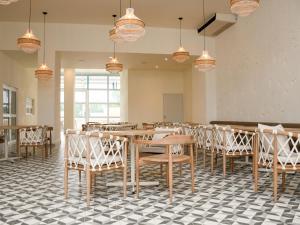 een eetkamer met een tafel en stoelen bij Ciela Hotel in Coveñas