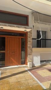 un edificio con una gran puerta de madera y un balcón en Maria's luxury apartment en Athens