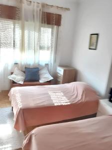 - une chambre avec 2 lits et une fenêtre dans l'établissement 3 bedrooms apartement with city view and wifi at Amora 8 km away from the beach, à Amora