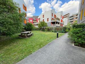 um parque com uma mesa de piquenique na relva em Ideal Olympic Games 2024 - Quiet and Modern em LʼÎle-Saint-Denis