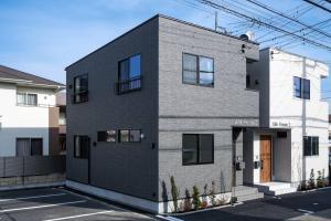 高崎市にあるAile Hose Ⅱの通りに面したドアのある灰色のレンガ造りの建物