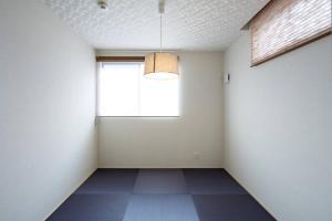 an empty room with a window and a ceiling at Aile Hose Ⅱ in Takasaki