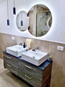 a bathroom with two sinks and a mirror at Ferienhaus Biograci in Široki Brijeg