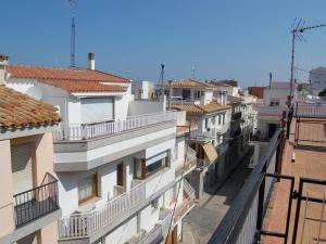 un gruppo di edifici con balconi e tetti di Apartamento Llançà, 1 dormitorio, 4 personas - ES-228-34 a Llança