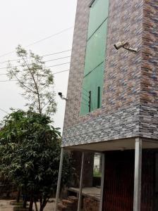 un bâtiment avec une caméra sur son côté dans l'établissement ApartmenT - Homestays, à Sylhet