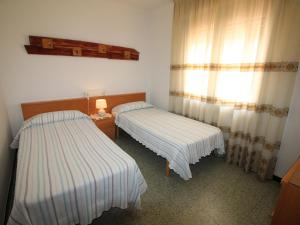 Posteľ alebo postele v izbe v ubytovaní Apartamento con gran terraza y vistas panorámicas, a 300 m de la playa. - ES-228-45