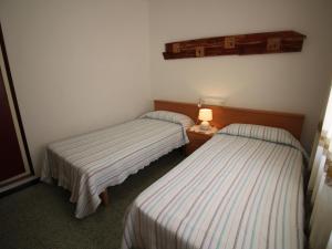 Posteľ alebo postele v izbe v ubytovaní Apartamento con gran terraza y vistas panorámicas, a 300 m de la playa. - ES-228-45