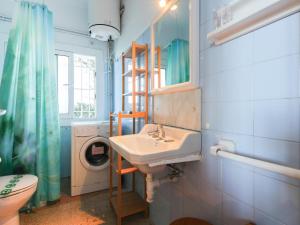 a bathroom with a sink and a washing machine at FANÉ-MAR 5 - Apartamento con vistes impresionantes a 300 m. de la playa. - ES-228-24 in Llança +18 photos