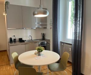 - une petite cuisine avec une table et des chaises dans la chambre dans l'établissement Game,set and LOVE -Loft nel cuore di Aosta cir0389, à Aoste