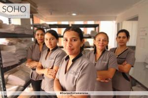 un grupo de mujeres de pie en una habitación en Apartamentos Mirador - Excelente Ubicacion by SOHO, en Barranquilla