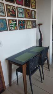 a black table and two chairs in a room at O melhor apt 1 quarto da Serra -ES in Serra