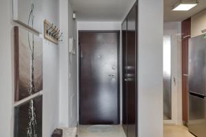 un couloir avec une porte marron dans un bâtiment dans l'établissement Linnea sol by Maxim, sea and pool view, Orihuela costa, à Orihuela Costa 23 autres photos