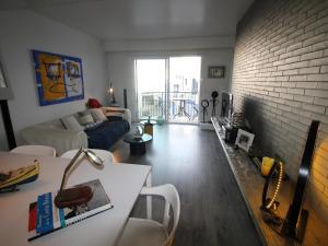 uma sala de estar com um sofá e uma parede de tijolos em Apartamento Llançà, 3 dormitorios, 6 personas - ES-228-76 em Llançà