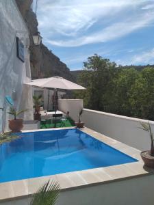una piscina azul en la azotea de una casa en COVES DEl XUQUER, en Jorquera