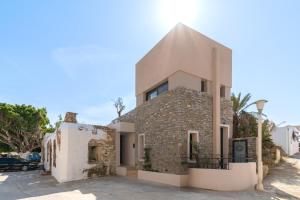 a house in the middle of a street at Atria luxury experience in Kattavía