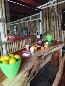 una mesa de madera con un bol de fruta. en Glamping La Tremenda 420, en Salento