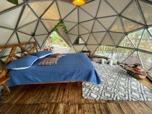 1 dormitorio en una cúpula geodésica con 1 cama en Glamping La Tremenda 420, en Salento