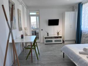 a white bedroom with a desk and a bed at Diamant residence in Bragadiru