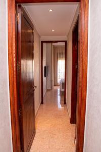 un couloir avec une porte ouverte menant à une chambre dans l'établissement Only for families Nest in Marrakech - 2 Bedrooms with Pool, à Marrakech
