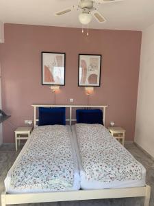 En eller flere senge i et værelse på Villa Aliki