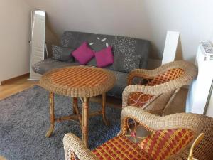 ein Wohnzimmer mit einem Sofa, einem Tisch und Stühlen in der Unterkunft Suite 2 chambres Salle de bain privée Terrasse 30min PARIS in Corbeil-Essonnes
