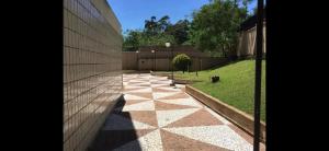 a walkway in a yard next to a building at Flat Confortavel no Morumbi in São Paulo