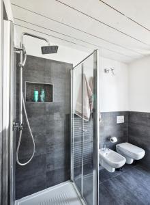 y baño con ducha, aseo y lavamanos. en STUDIO THE BEACH - Regarda Travel, en Bardolino